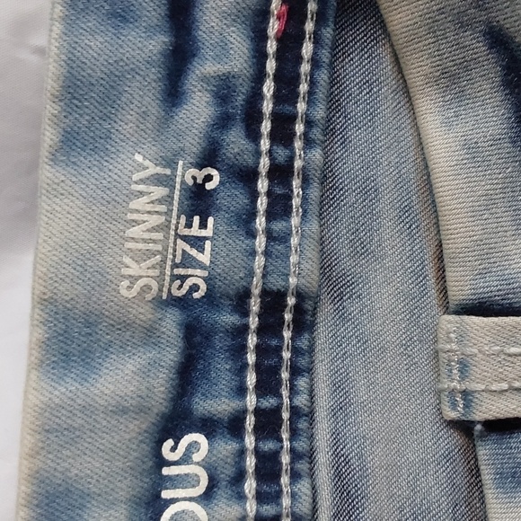 Almost Famous- Light WASH Distressed Jeans Patches Edgy Funky Sz.3 - Picture 7 of 8